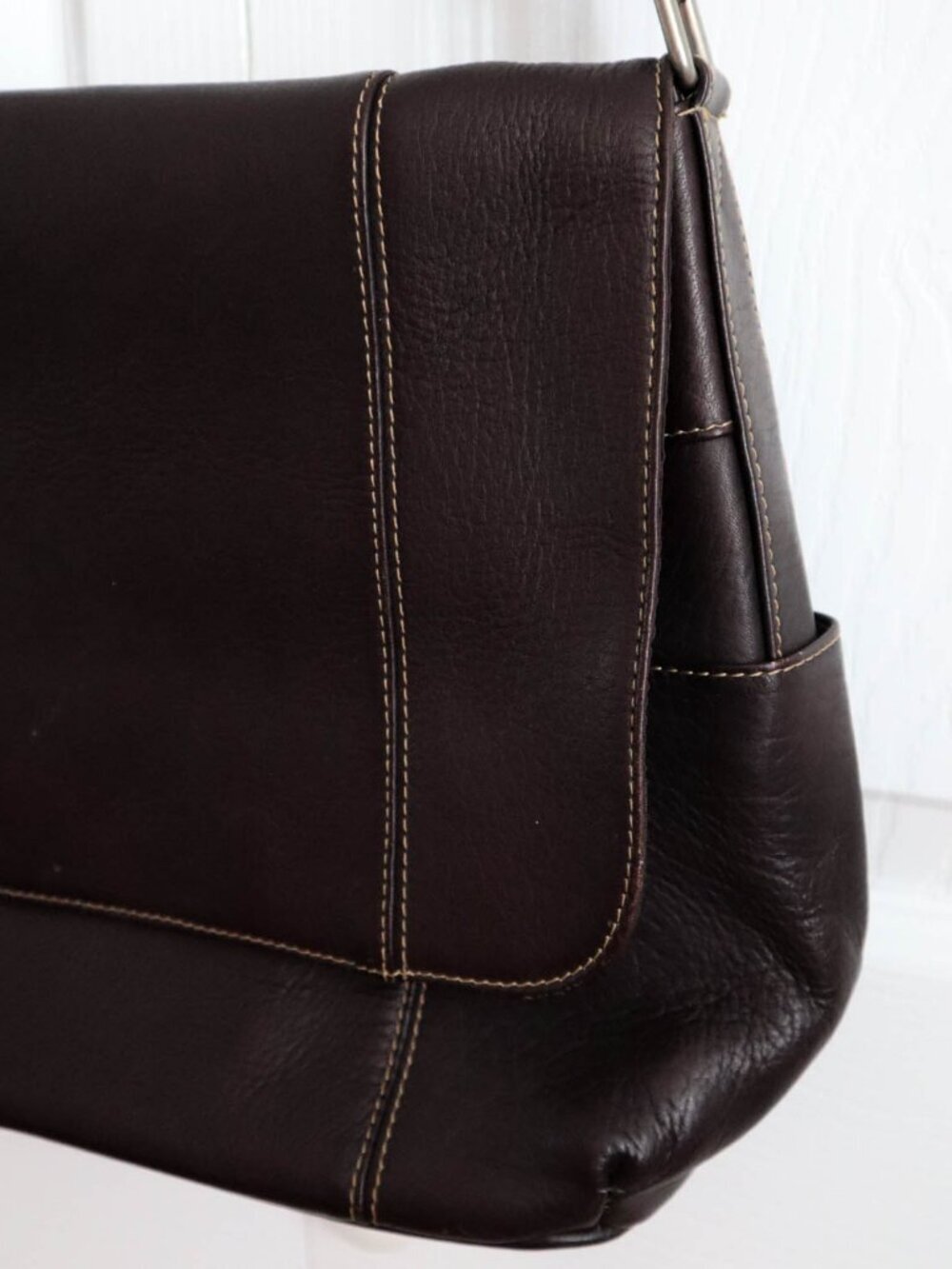 Le Donne Leather Collection Flap Over Crossbody Messenger Bag Dark Brown - Picture 4 of 9